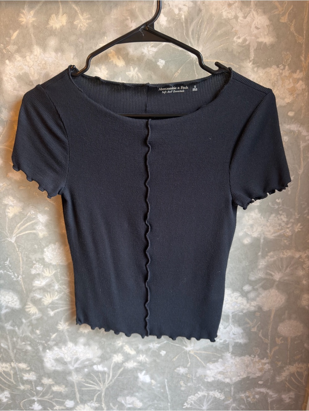 Abercrombie & Fitch Black Ribbed Lettuce-Edge Short Sleeve Tee with Center Seam